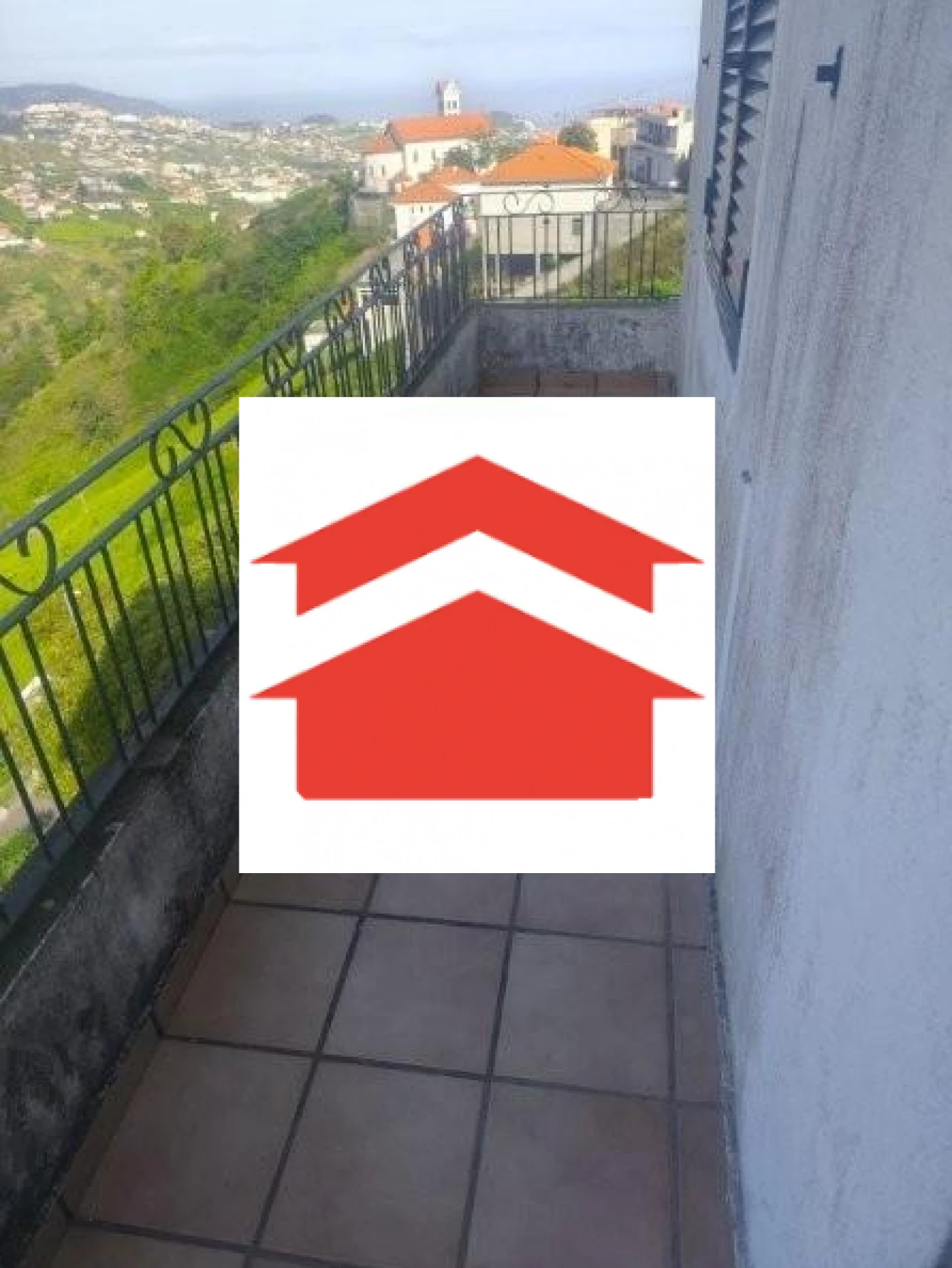 Moradia T4 para Venda em Estreito de Camara de Lobos Foto 1