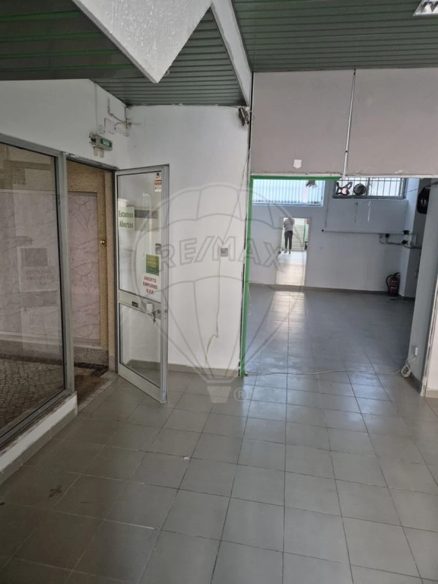 Loja para Venda em Massamá e Monte Abraão Foto 8