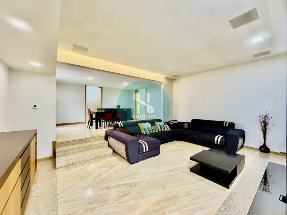 Moradia T5 para Venda em Santa Lucrécia de Algeriz e Navarra Foto 11