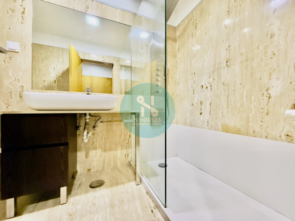 Moradia T5 para Venda em Santa Lucrécia de Algeriz e Navarra Foto 28