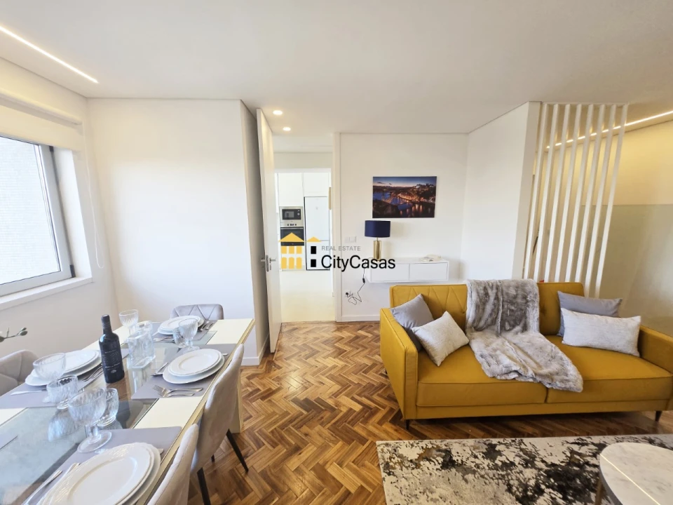 Apartamento T4 para Venda em Cedofeita, Santo Ildefonso, Sé, Miragaia, São Nicolau e Vitória Foto 1