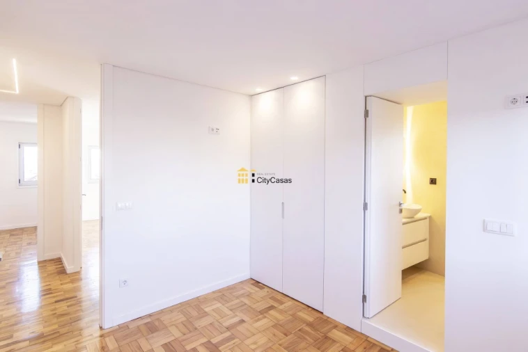 Apartamento T4 para Venda em Cedofeita, Santo Ildefonso, Sé, Miragaia, São Nicolau e Vitória Foto 14