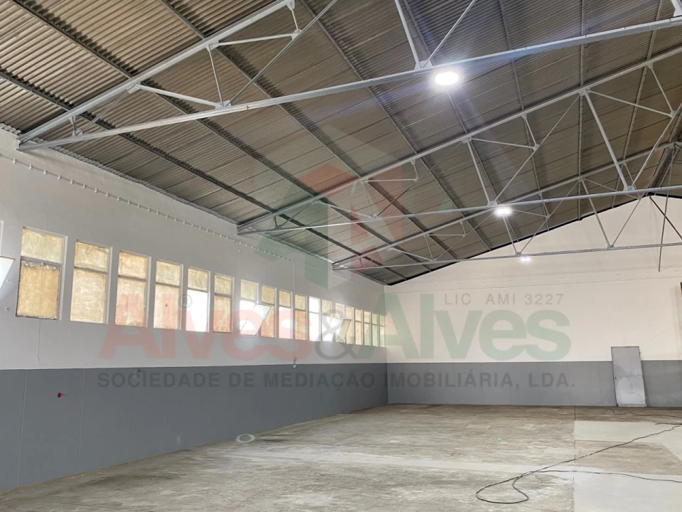 Armazém para Arrendamento em Nogueira e Silva Escura Foto 1