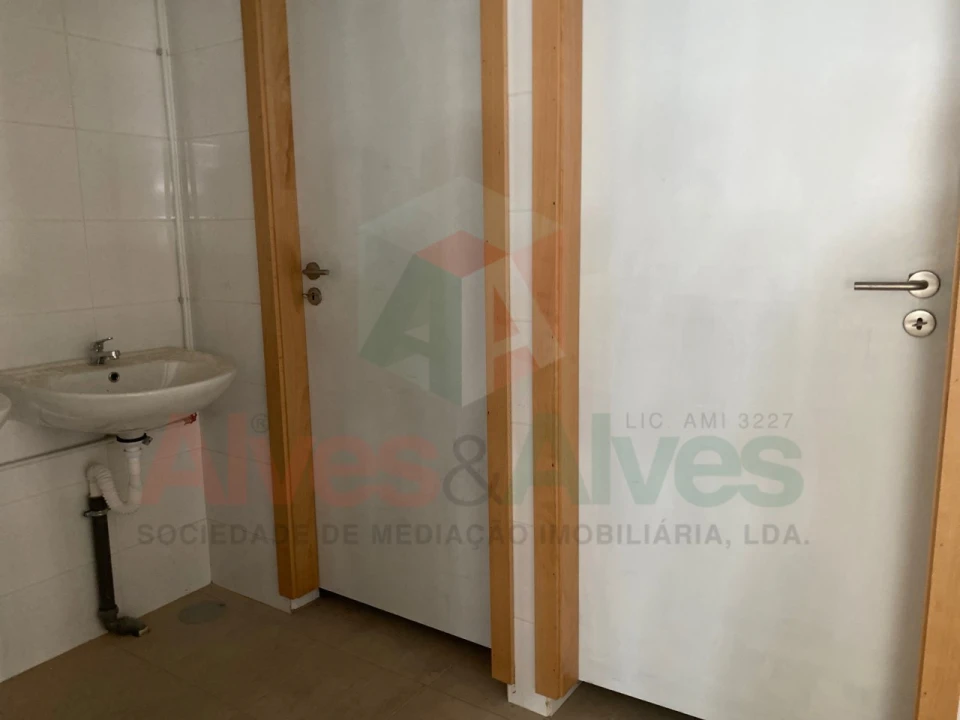 Armazém para Arrendamento em Nogueira e Silva Escura Foto 3