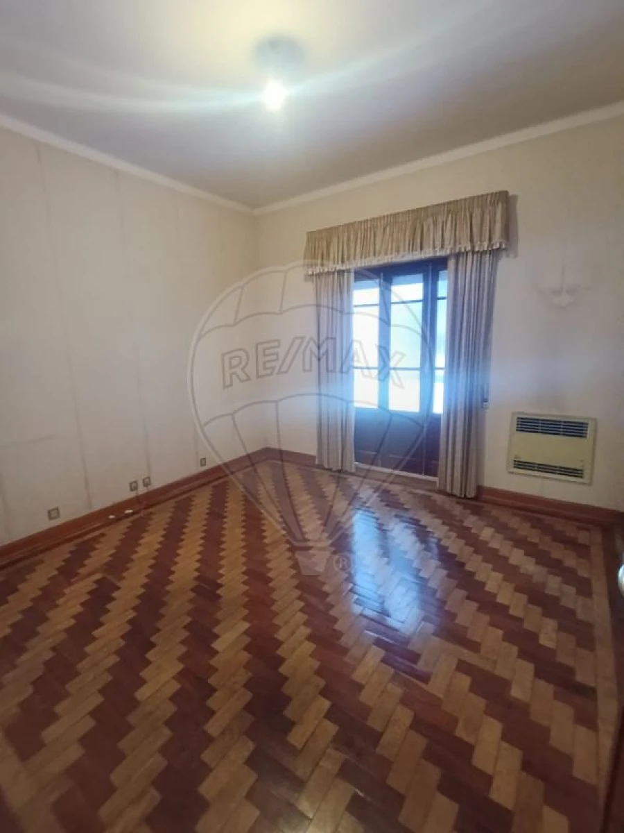 Apartamento T5 para Arrendamento em Santo Antonio dos Olivais Foto 15