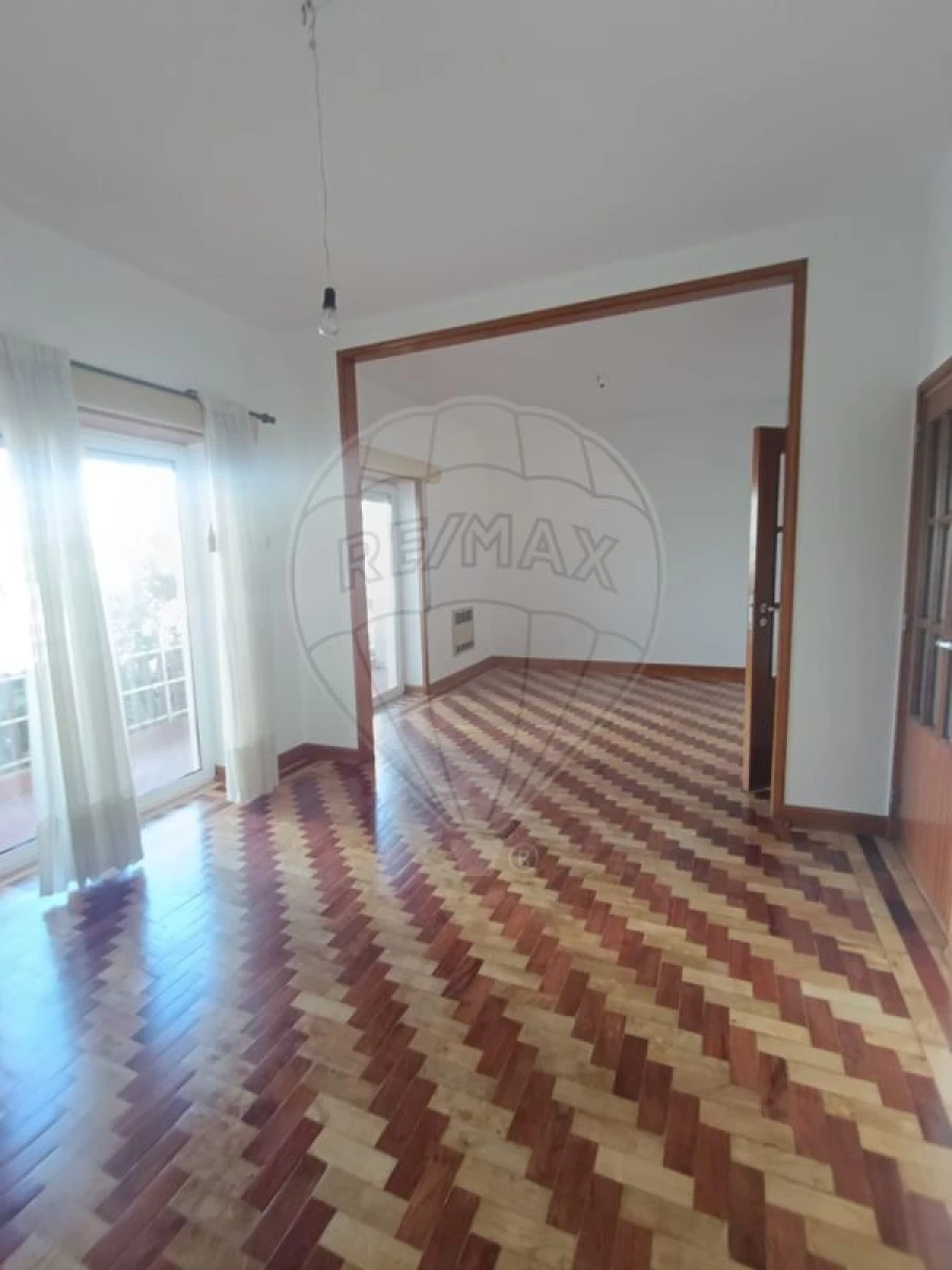 Apartamento T5 para Arrendamento em Santo Antonio dos Olivais Foto 5