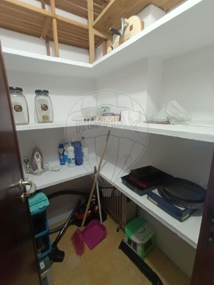 Apartamento T5 para Arrendamento em Santo Antonio dos Olivais Foto 9