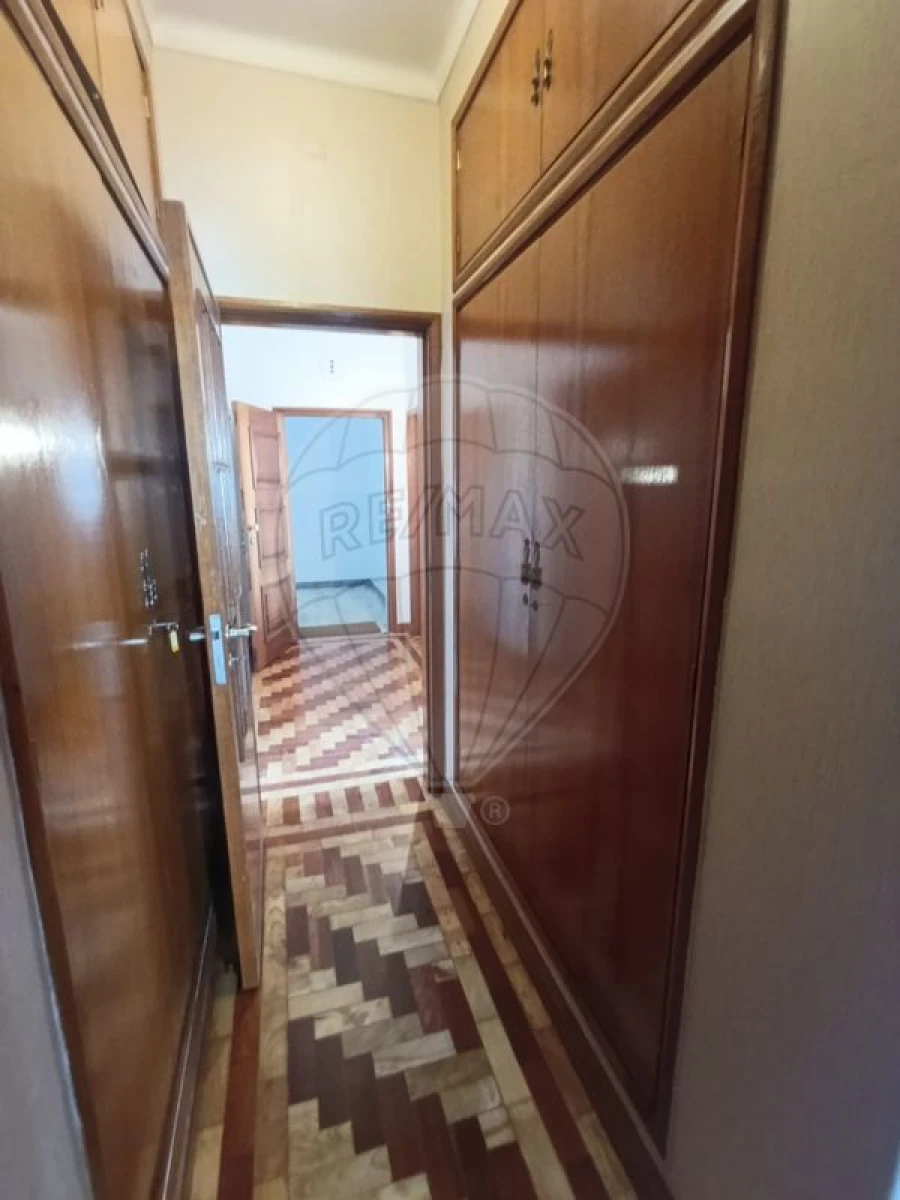 Apartamento T5 para Arrendamento em Santo Antonio dos Olivais Foto 16