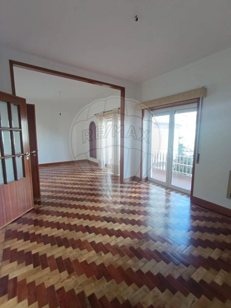 Apartamento T5 para Arrendamento em Santo Antonio dos Olivais Foto 3