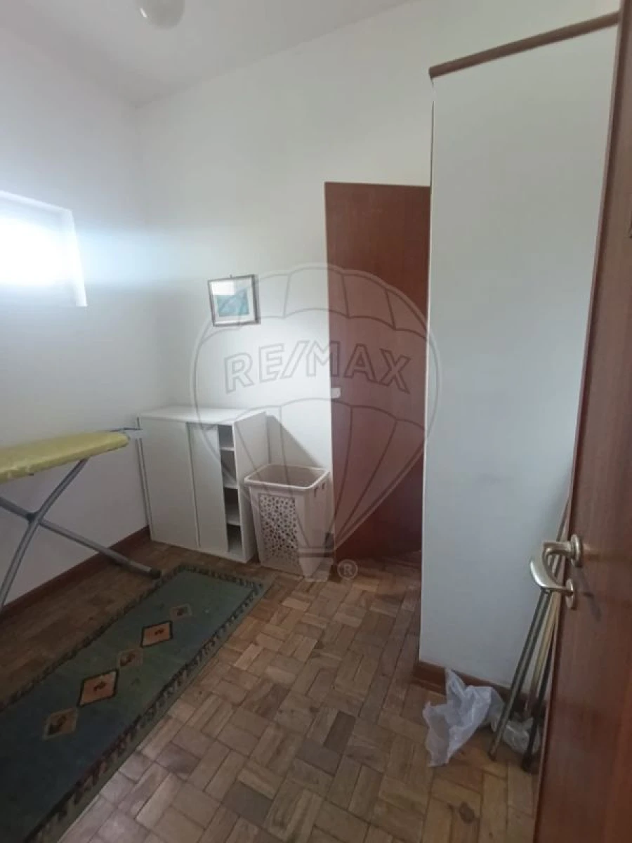 Apartamento T5 para Arrendamento em Santo Antonio dos Olivais Foto 10