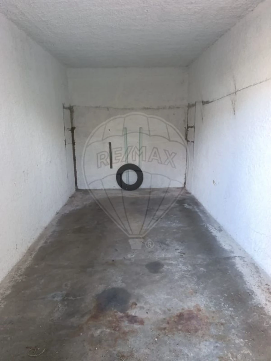 Apartamento T5 para Arrendamento em Santo Antonio dos Olivais Foto 24