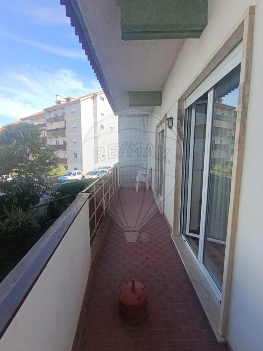 Apartamento T5 para Arrendamento em Santo Antonio dos Olivais Foto 6