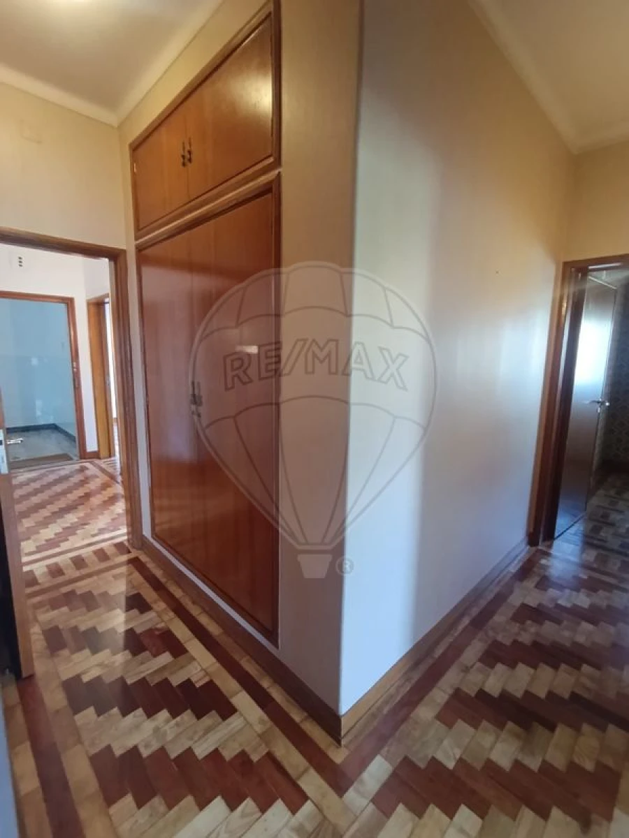 Apartamento T5 para Arrendamento em Santo Antonio dos Olivais Foto 13