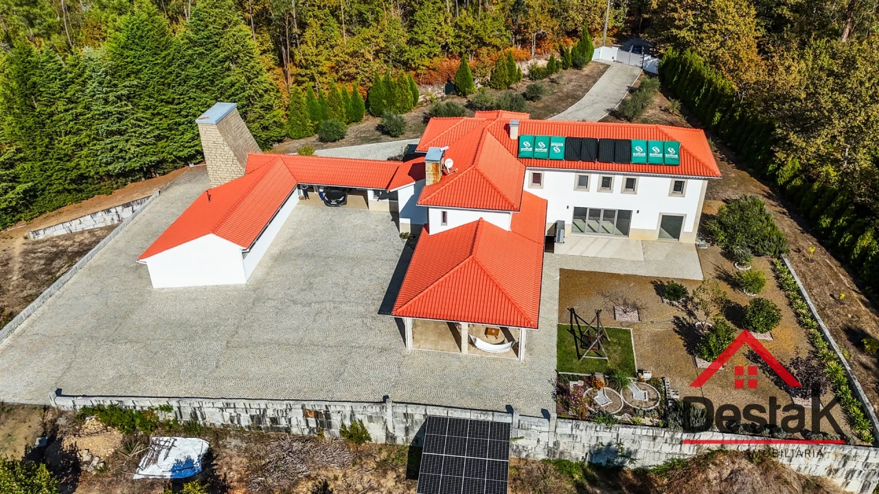 Moradia T5 para Venda em Santa Cruz da Trapa e São Cristóvão de Lafões Foto 1