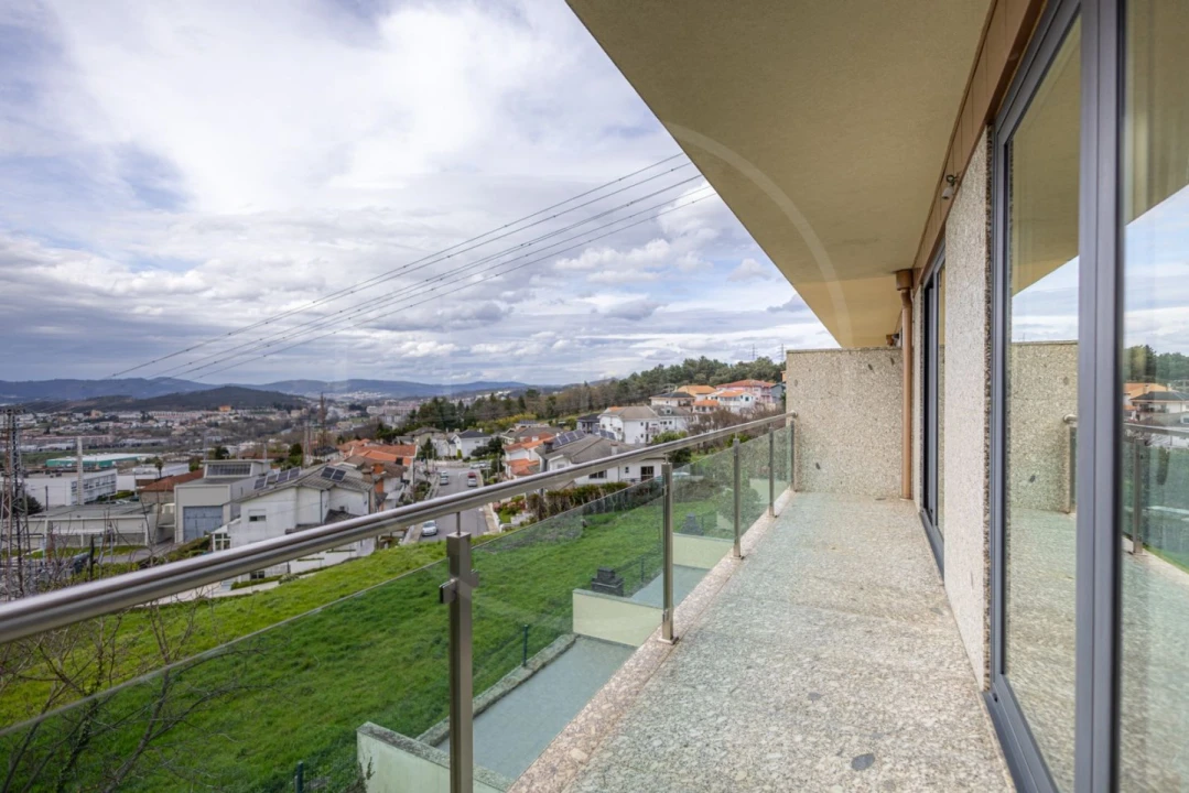 Moradia T4 para Venda em Urgezes Foto 3