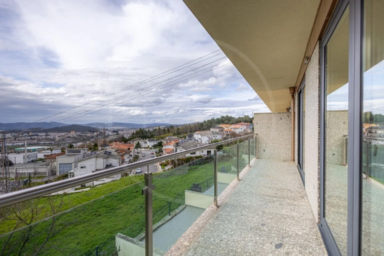 Moradia T4 para Venda em Urgezes Foto 3