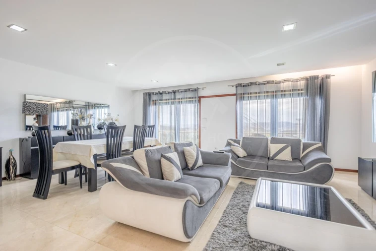 Moradia T4 para Venda em Urgezes Foto 4