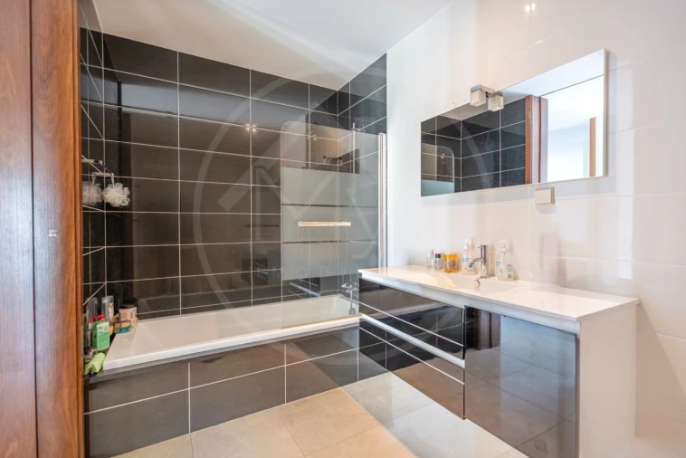 Moradia T4 para Venda em Urgezes Foto 13