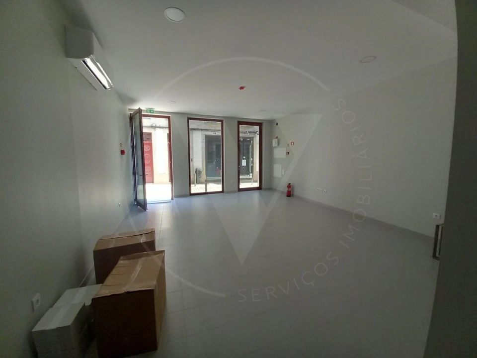 Loja para Arrendamento em Nossa Senhora da Conceição, São Pedro e São Dinis Foto 1