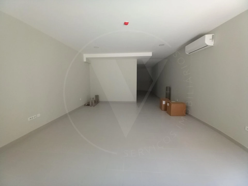 Loja para Arrendamento em Nossa Senhora da Conceição, São Pedro e São Dinis Foto 2