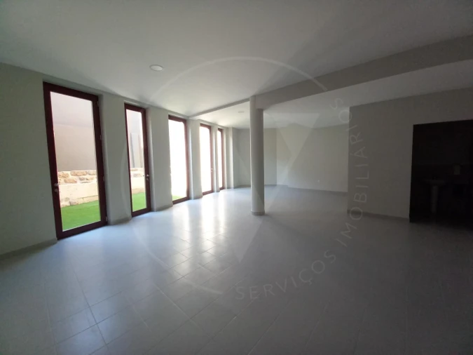 Loja para Arrendamento em Nossa Senhora da Conceição, São Pedro e São Dinis