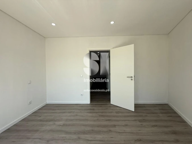 Moradia T3 para Venda em Cavernães Foto 12