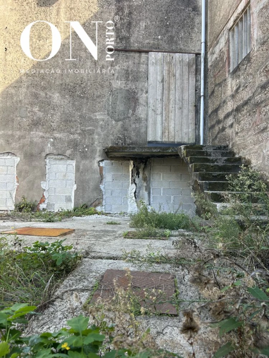 Loja para Venda em Milheiros Foto 2