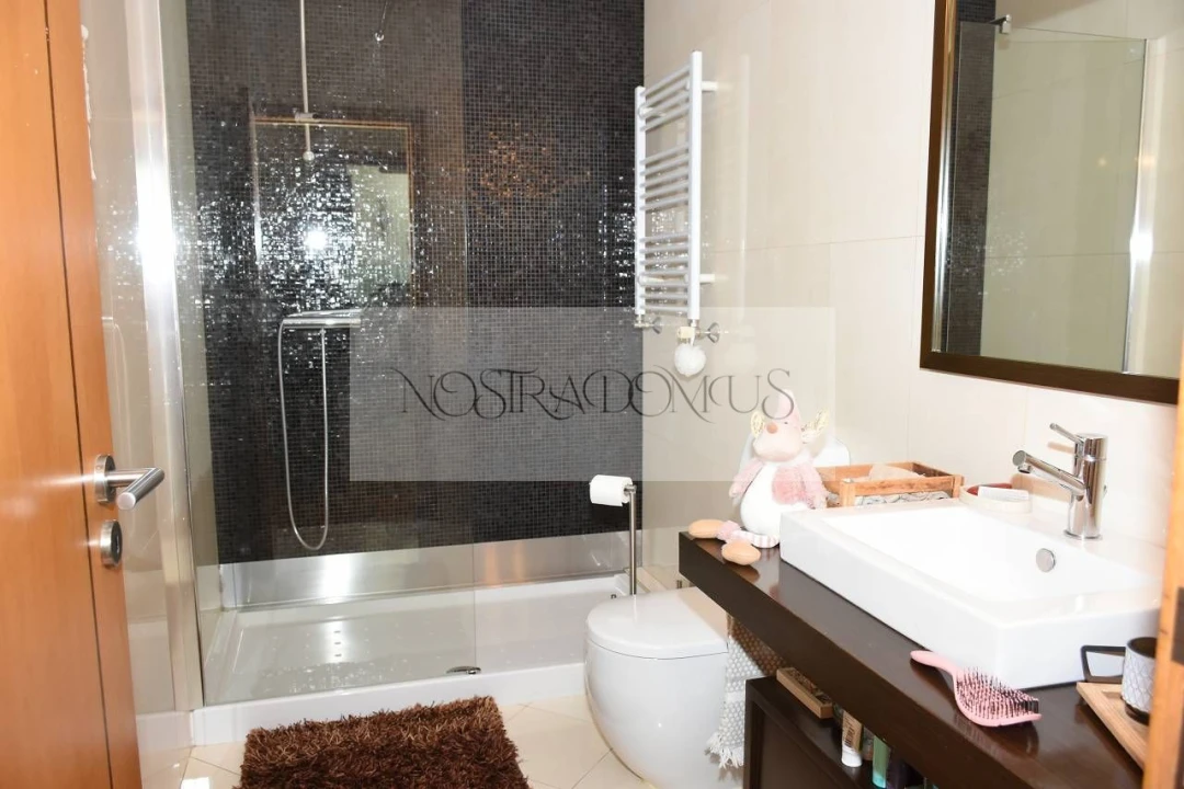 Moradia T4 para Venda em Madalena Foto 16