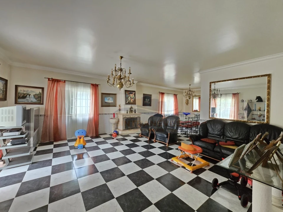 Moradia T4 para Venda em Pontinha e Famões Foto 15