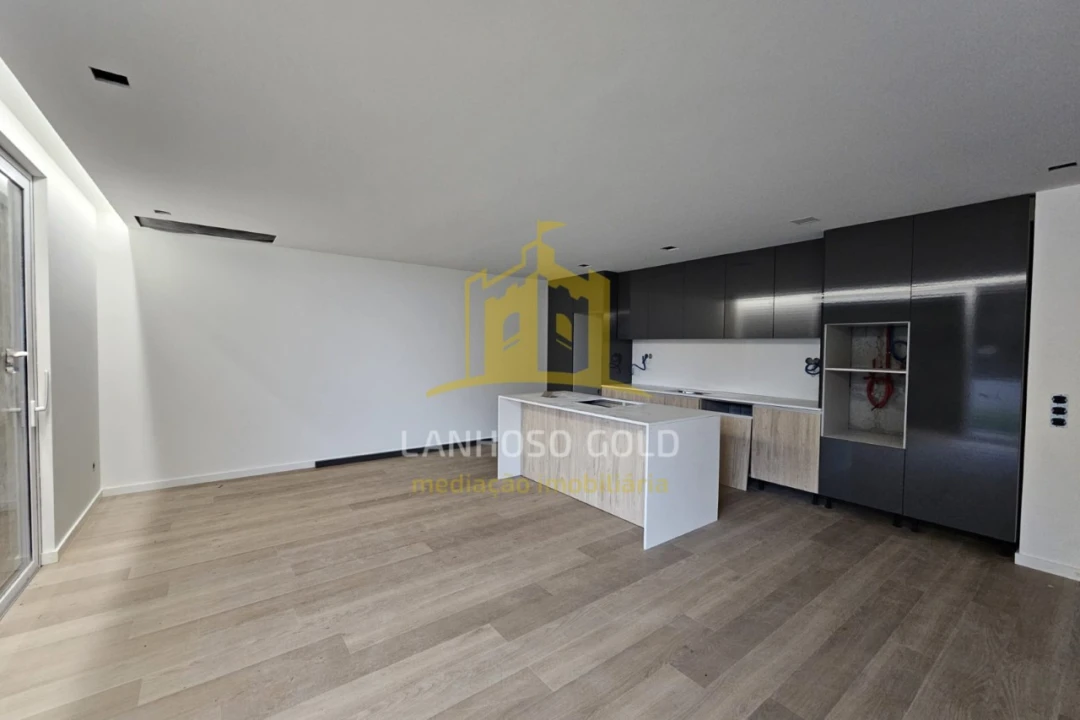 Moradia T3 para Venda em Povoa de Lanhoso (N. Senhora do Amparo) Foto 2