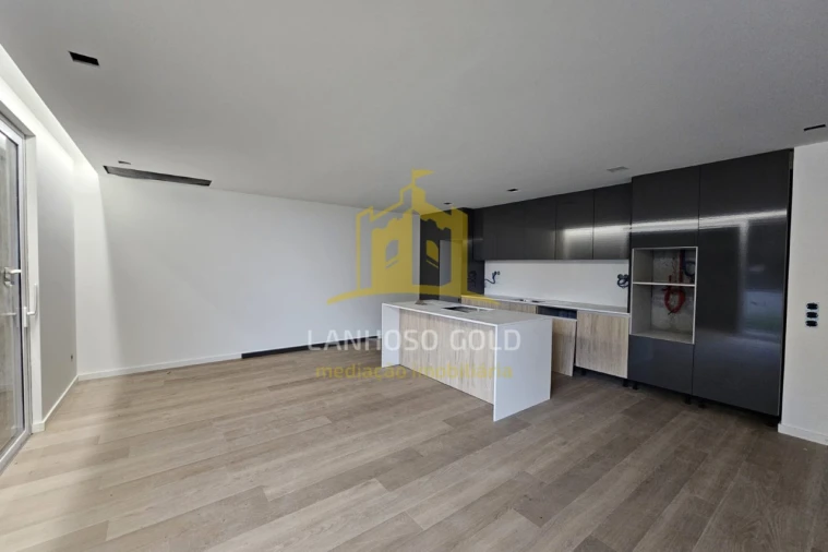 Moradia T3 para Venda em Povoa de Lanhoso (N. Senhora do Amparo) Foto 2