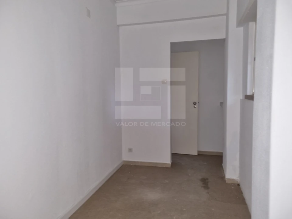 Apartamento T2 para Venda em Campolide Foto 3