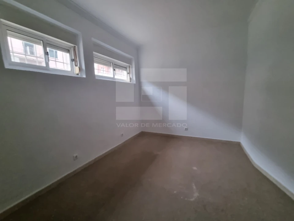 Apartamento T2 para Venda em Campolide Foto 4