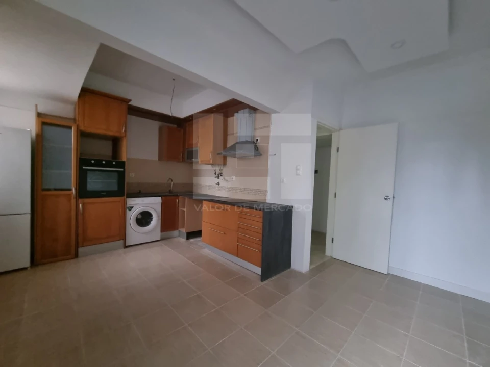 Apartamento T2 para Venda em Campolide Foto 2