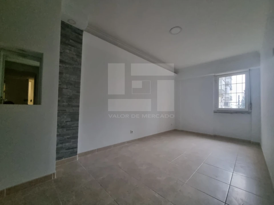 Apartamento T2 para Venda em Campolide Foto 12