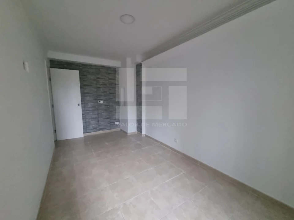 Apartamento T2 para Venda em Campolide Foto 14