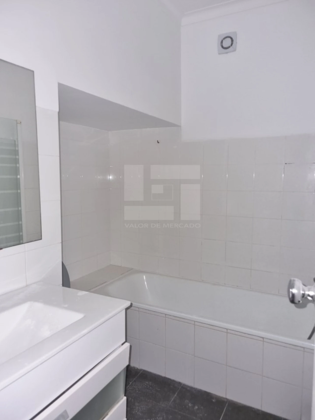 Apartamento T2 para Venda em Campolide Foto 17