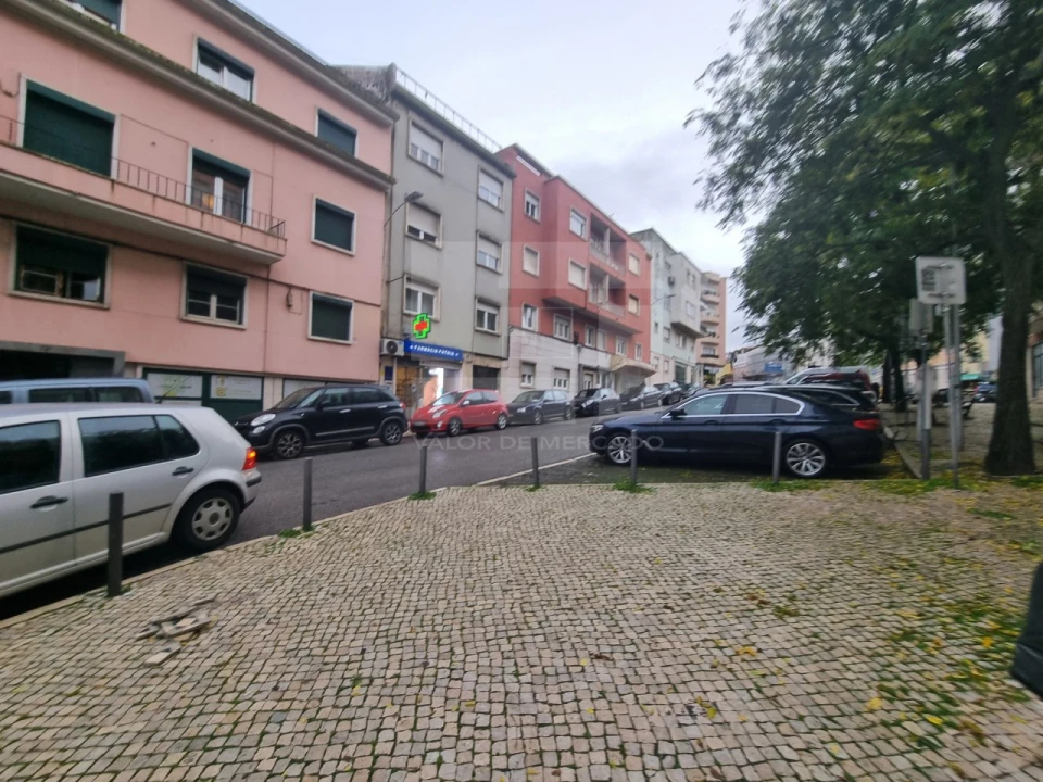 Apartamento T2 para Venda em Campolide Foto 23