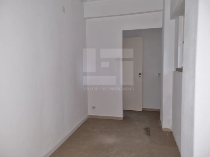 Apartamento T2 para Venda em Campolide Foto 3