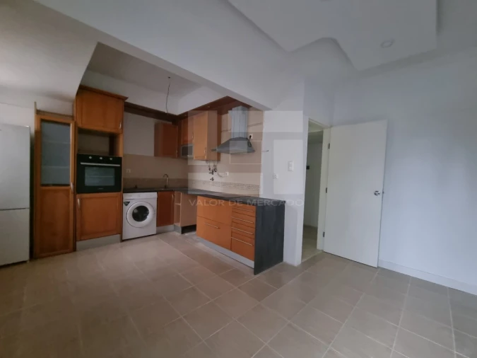 Apartamento T2 para Venda em Campolide Foto 2