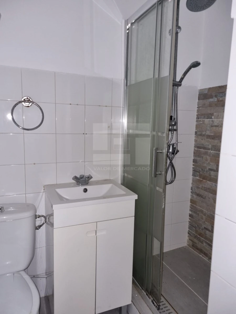 Apartamento T2 para Venda em Campolide Foto 11