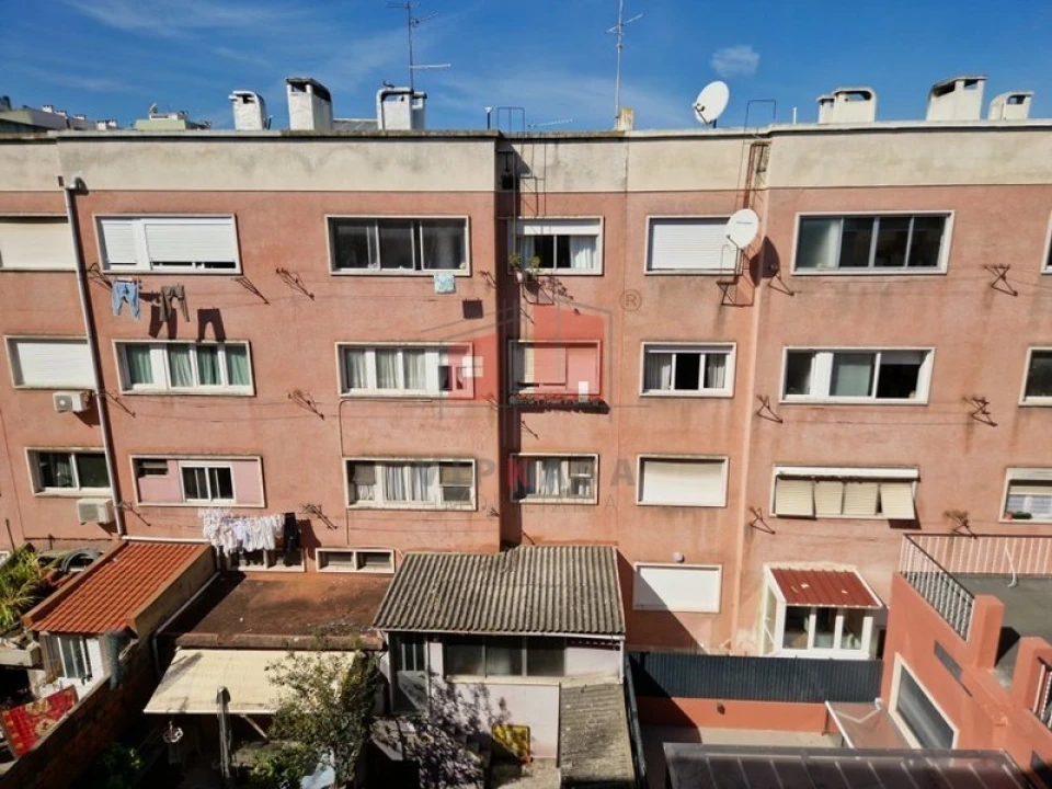 Apartamento T2 para Venda em Pontinha e Famões Foto 3