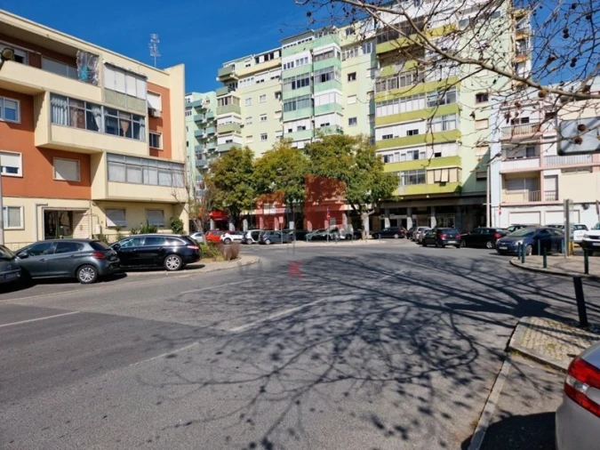 Apartamento T2 para Venda em Pontinha e Famões Foto 2