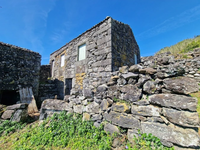 Moradia T2 para Venda em Lajes do Pico Foto 3