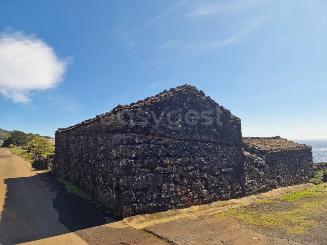 Moradia T2 para Venda em Lajes do Pico Foto 6