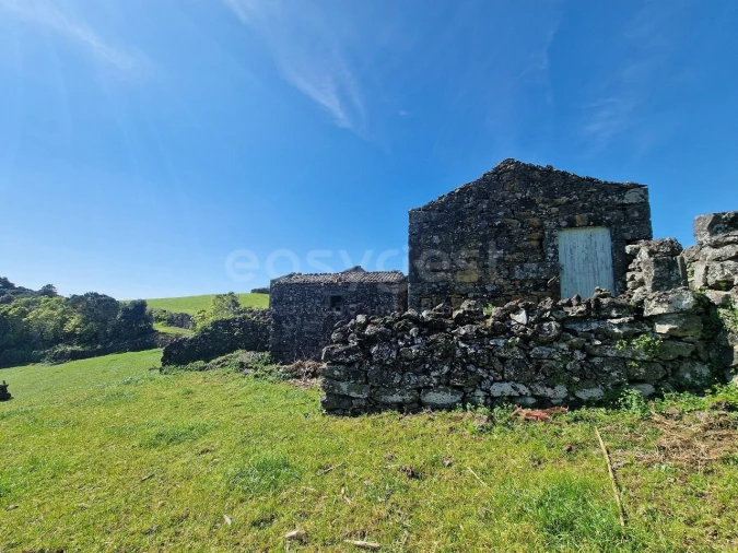 Moradia T2 para Venda em Lajes do Pico Foto 8