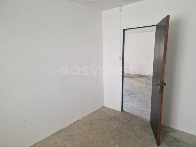 Moradia T2 para Venda em Calheta de Nesquim Foto 8