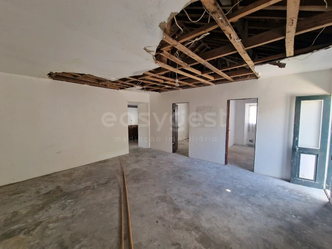 Moradia T2 para Venda em Calheta de Nesquim Foto 11