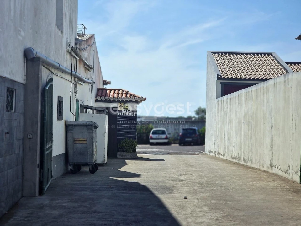 Moradia T4 para Venda em Arrifes Foto 2