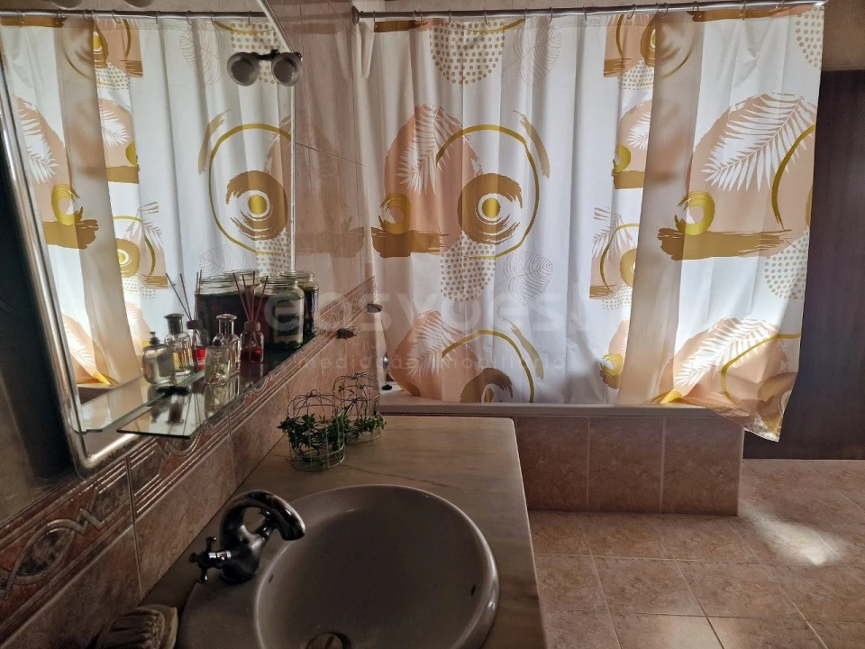 Moradia T4 para Venda em Arrifes Foto 11